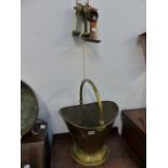 AN ANTIQUE BRASS COAL SCUTTLE AND FOUR ALTAR RAIL FITTINGS.