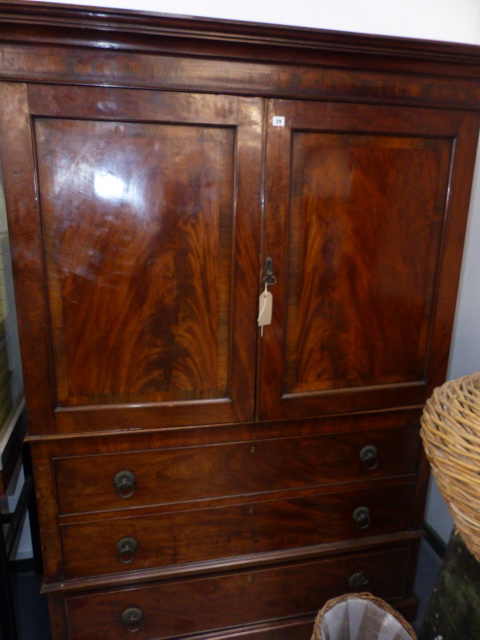 AN EARLY 19th.C.MAHOGANY WARDROBE. - Image 2 of 16