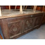 AN 18th.C.OAK COFFER.