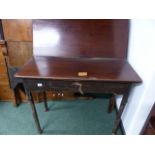 A GEORGIAN MAHOGANY FOLD OVER TEA TABLE.