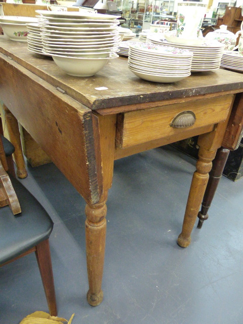 A PINE DROP LEAF KITCHEN TABLE.