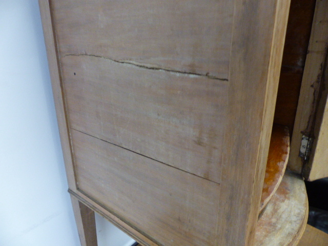 AN EDWARDIAN INLAID BEDSIDE CABINET. - Image 9 of 12