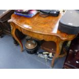 A VICTORIAN WALNUT CENTRE TABLE.