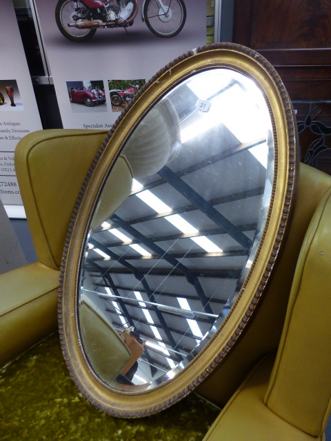 AN EDWARDIAN GILT FRAMED MIRROR.