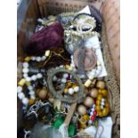 A QTY OF COSTUME JEWELLERY.