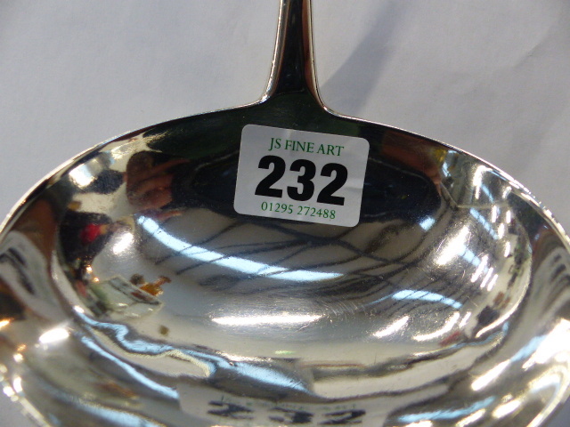 A LARGE GEORGIAN HALLMARKED SILVER LADLE. - Image 2 of 4