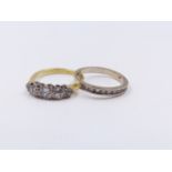 AN 18ct YELLOW GOLD FIVE STONE DIAMOND GRADUATED RING (FINGER SIZE S 1/2), TOGETHER WITH AN 18ct