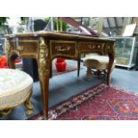 A GOOD QUALITY FRENCH LOUIS XV STYLE WRITING TABLE WITH GILT BRONZE MOUNTS AND THREE DRAWERS, THE