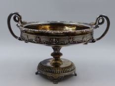 A SILVER HALLMARKED PRESENTATION BOWL. THE BOWL FITTED WITH APPLIED HANDLES EACH MODELLED IN THE