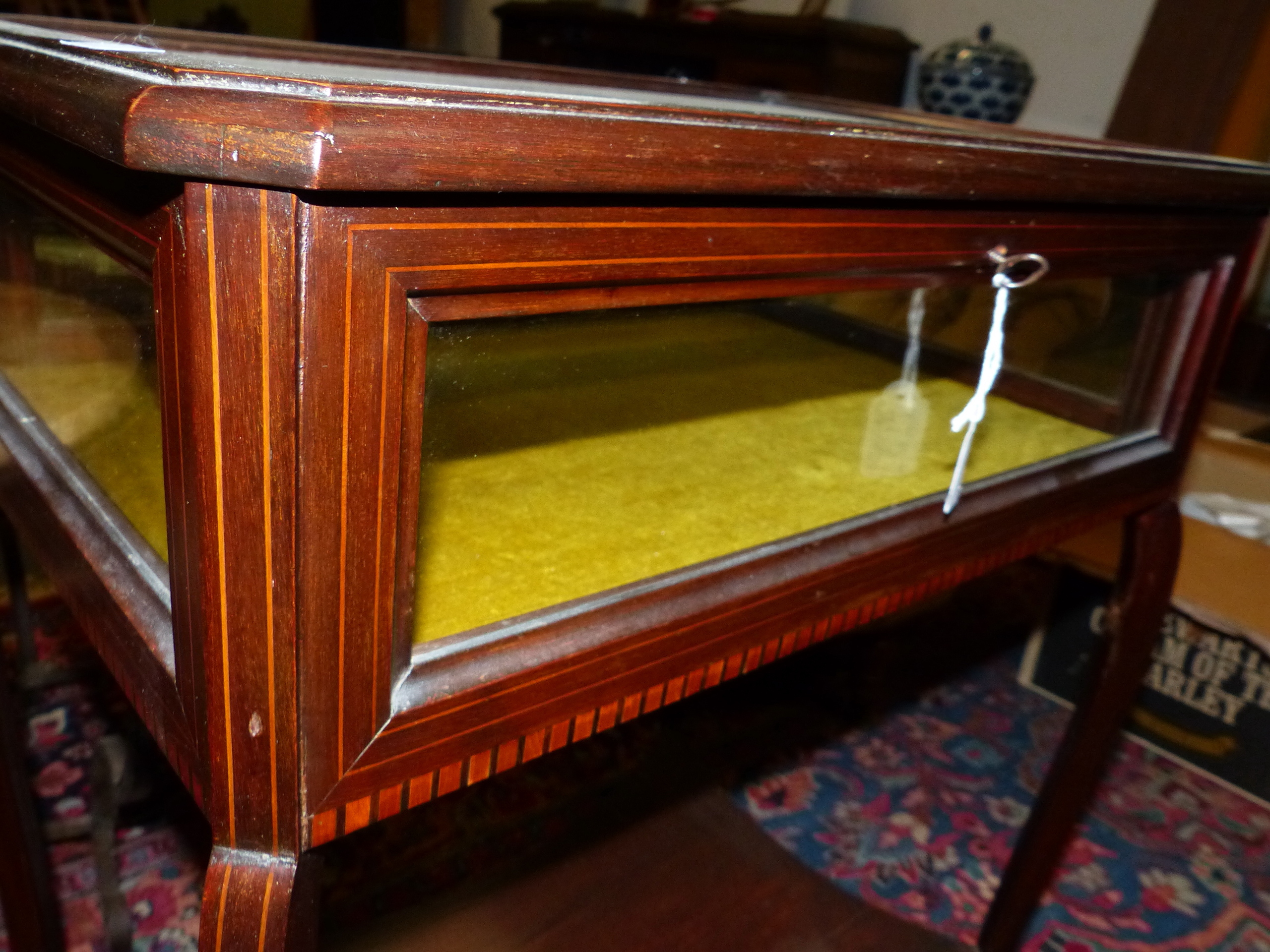 AN EDWARDIAN MAHOGANY AND INLAID BIJOUTERIE TABLE. - Image 4 of 5
