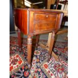 AN EARLY 19th.C.MAHOGANY PEMBROKE FORM SIDE TABLE ON REEDED TURNED SUPPORTS AND BRASS CASTERS IN THE