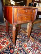 AN EARLY 19th.C.MAHOGANY PEMBROKE FORM SIDE TABLE ON REEDED TURNED SUPPORTS AND BRASS CASTERS IN THE