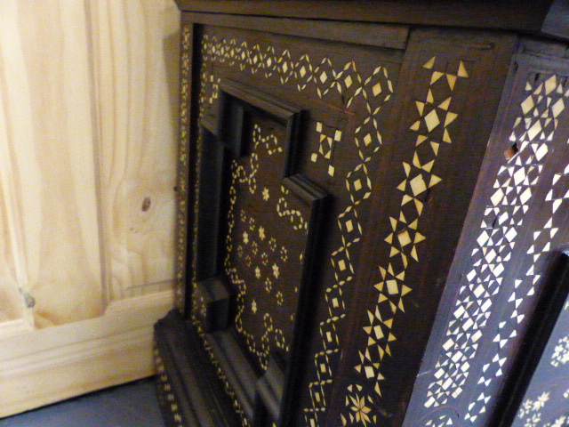 A COLONIAL MOORISH STYLE HARDWOOD AND INLAID GLAZED DISPLAY VITRINE CABINET. W.112 x H.175cms. - Image 36 of 48