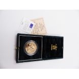 A 1993 UNITED KINGDOM UNCIRCULATED CASED FIVE POUND GOLD COIN.