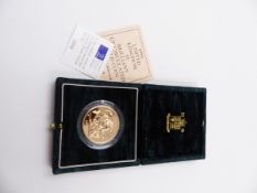 A 1993 UNITED KINGDOM UNCIRCULATED CASED FIVE POUND GOLD COIN.