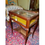 AN EDWARDIAN MAHOGANY AND INLAID BIJOUTERIE TABLE.