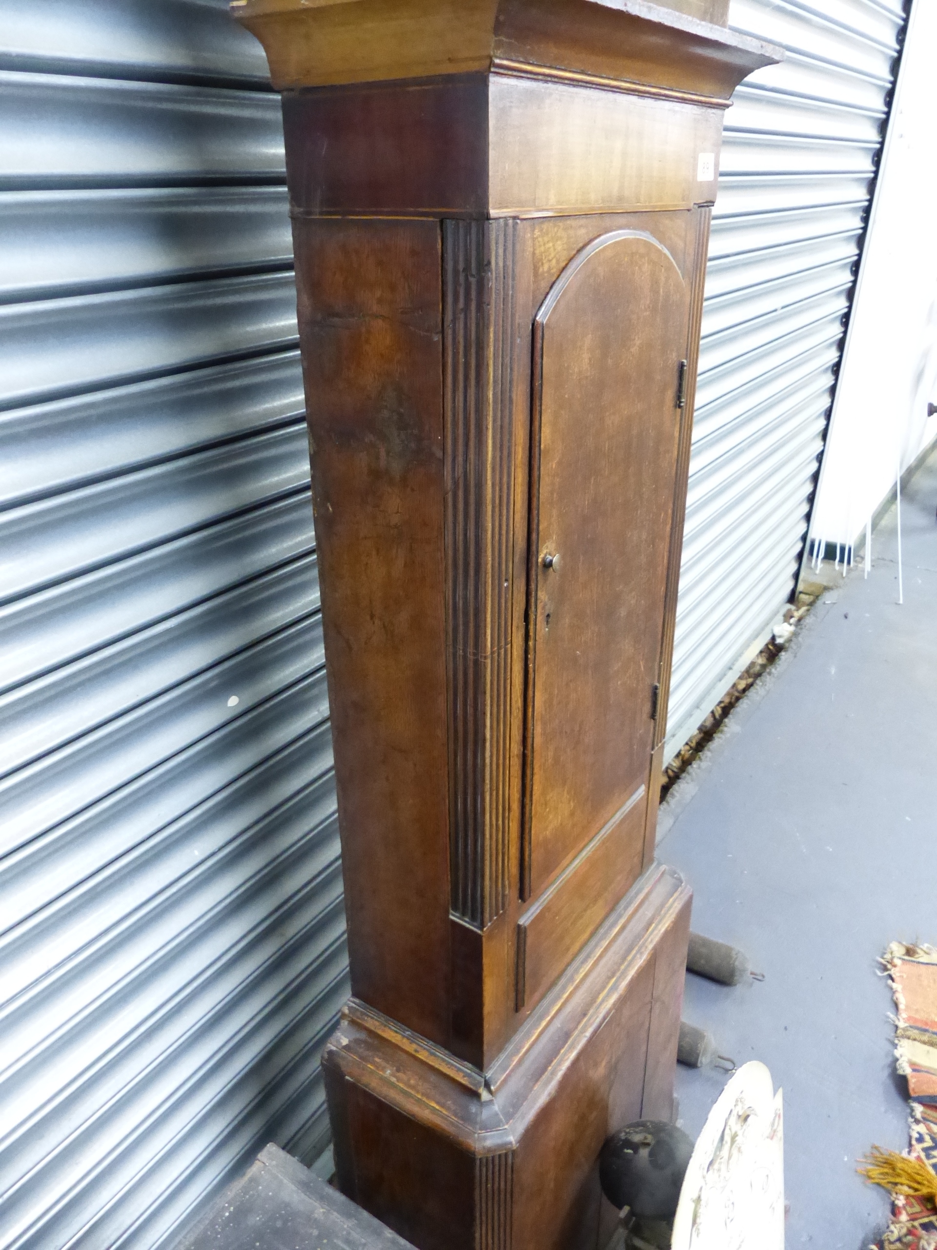 A LATE GEORGIAN OAK CASED LONG CASE CLOCK WITH 8-DAY BELL STRIKE MOVEMENT AND 33cms ARCH TOP PAINTED - Image 11 of 17