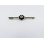 AN ANTIQUE 18 STAMPED WHITE METAL DIAMOND AND ONYX BAR BROOCH. APPROXIMATE WEIGHT 3.5grms.