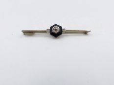 AN ANTIQUE 18 STAMPED WHITE METAL DIAMOND AND ONYX BAR BROOCH. APPROXIMATE WEIGHT 3.5grms.