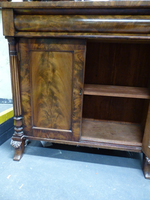 A WM.IV MAHOGANY CHIFFONIER WITH RAISED GALLERY BACK OVER FRIEZE DRAWER AND TWO DOORS. W.92 x H. - Image 5 of 19