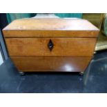 A 19th.C.SMALL SATINWOOD TEA CADDY WITH TWIN LIDDED COMPARTMENTS.