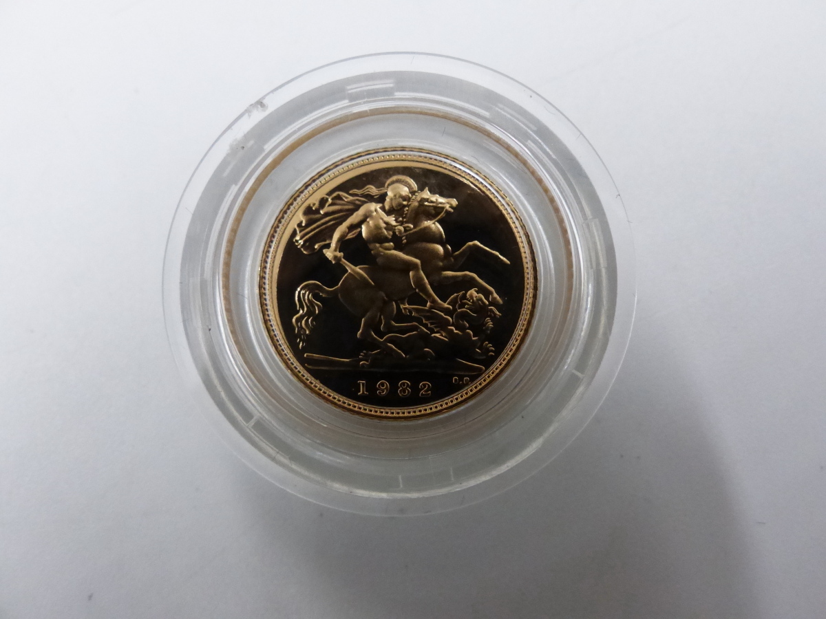 A 1982 PROOF HALF GOLD SOVEREIGN IN A FITTED CASE. - Image 7 of 7