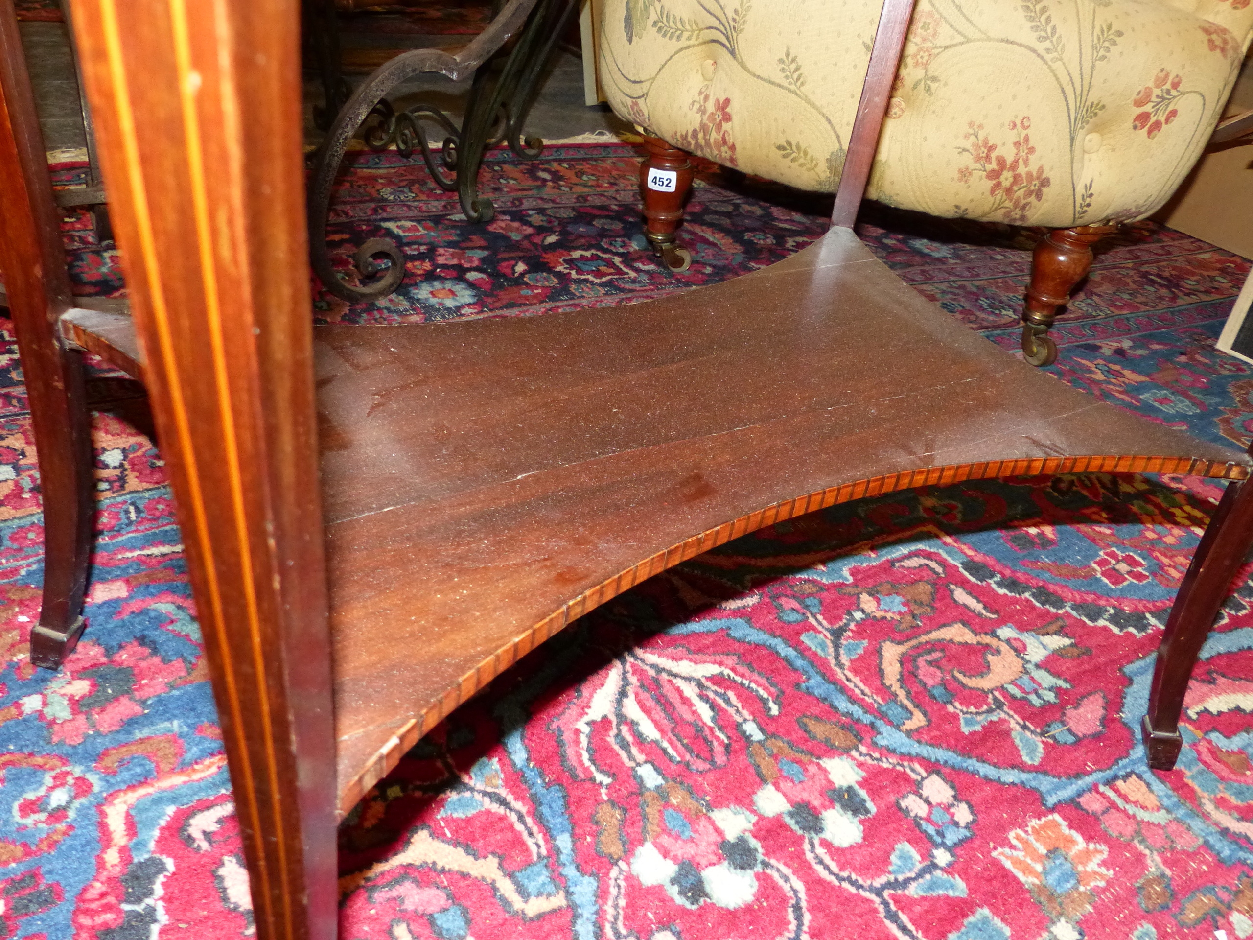 AN EDWARDIAN MAHOGANY AND INLAID BIJOUTERIE TABLE. - Image 5 of 5