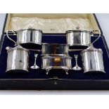 A WALKER AND HALL SILVER HALLMARKED SIX PIECE CASED CRUET SET, DATED 1929, SHEFFIELD COMPLETE WITH