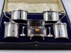 A WALKER AND HALL SILVER HALLMARKED SIX PIECE CASED CRUET SET, DATED 1929, SHEFFIELD COMPLETE WITH