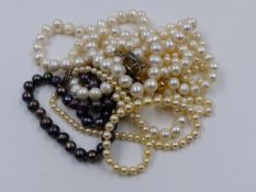 FIVE VARIOUS STRANDS OF PEARLS, THREE HAVING 9ct GOLD CLASPS AND TWO FASTENED WITH LARGE SILVER