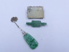 AN 18ct STAMPED PRECIOUS WHITE METAL MOUNTED APPLE-GREEN JADITE CARVED PENDANT SUSPENDED ON A