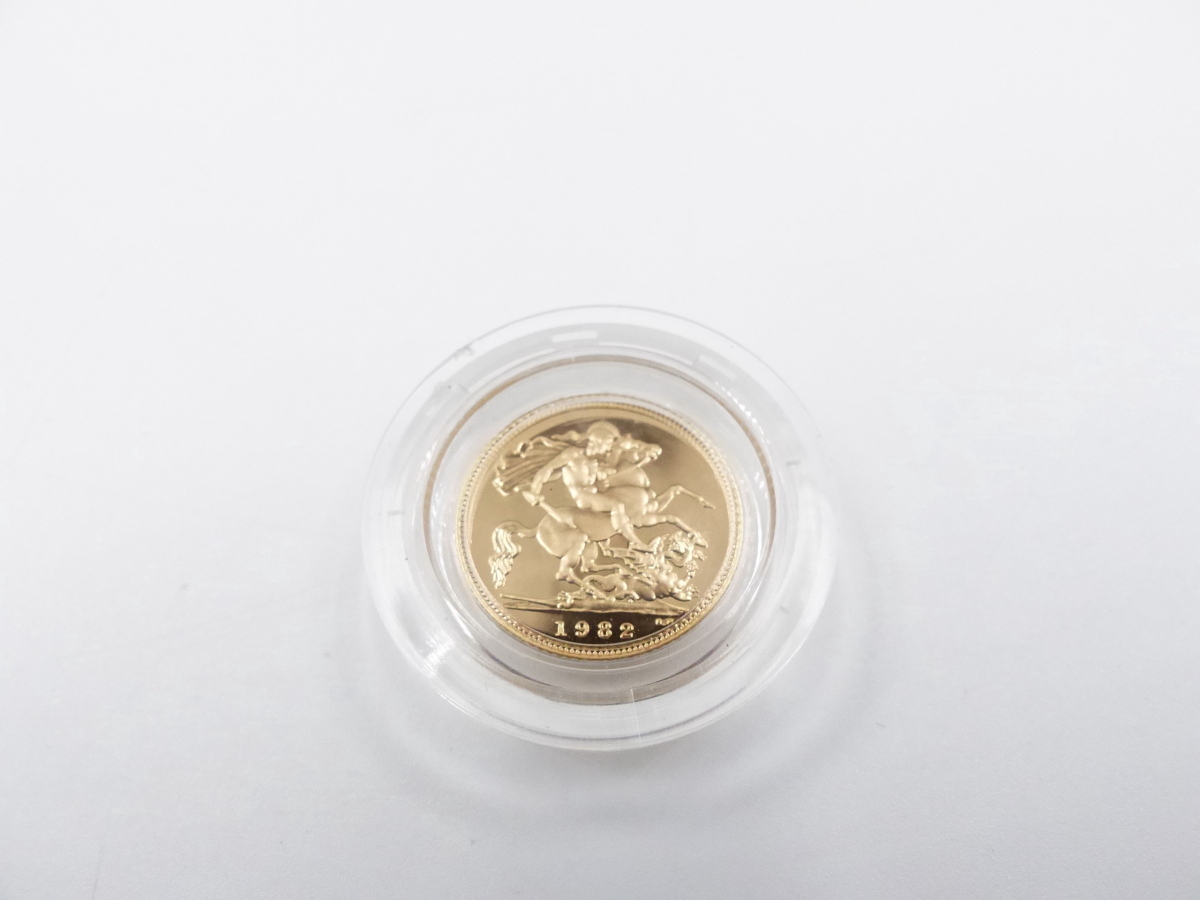 A 1982 PROOF HALF GOLD SOVEREIGN IN A FITTED CASE. - Image 4 of 7