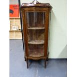 AN ANTIQUE FRENCH LOUIS XV. STYLE GILT BRASS MOUNTED SERPENTINE BOW FRONT VITRINE DISPLAY CABINET.