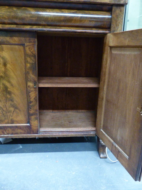 A WM.IV MAHOGANY CHIFFONIER WITH RAISED GALLERY BACK OVER FRIEZE DRAWER AND TWO DOORS. W.92 x H. - Image 4 of 19