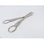 A PAIR OF VICTORIAN SILVER GRAPE SCISSORS, DATED 1898 TOWN MARK LONDON. APPROXIMATE WEIGHT 81grms.