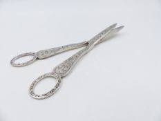 A PAIR OF VICTORIAN SILVER GRAPE SCISSORS, DATED 1898 TOWN MARK LONDON. APPROXIMATE WEIGHT 81grms.