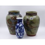 A PAIR OF JAPANESE BALUSTER FORM CRACKLE GLAZED VASES DECORATED WITH SAMURAI WARRIORS (H.25cms.)