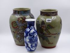 A PAIR OF JAPANESE BALUSTER FORM CRACKLE GLAZED VASES DECORATED WITH SAMURAI WARRIORS (H.25cms.)