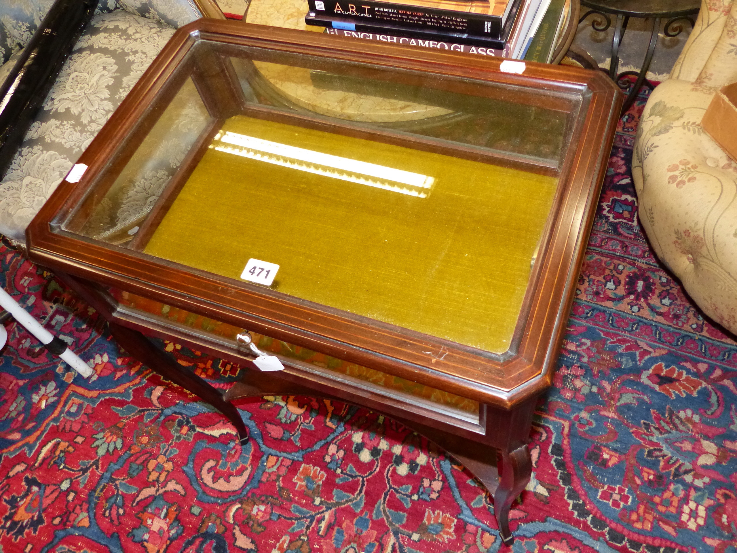 AN EDWARDIAN MAHOGANY AND INLAID BIJOUTERIE TABLE. - Image 2 of 5