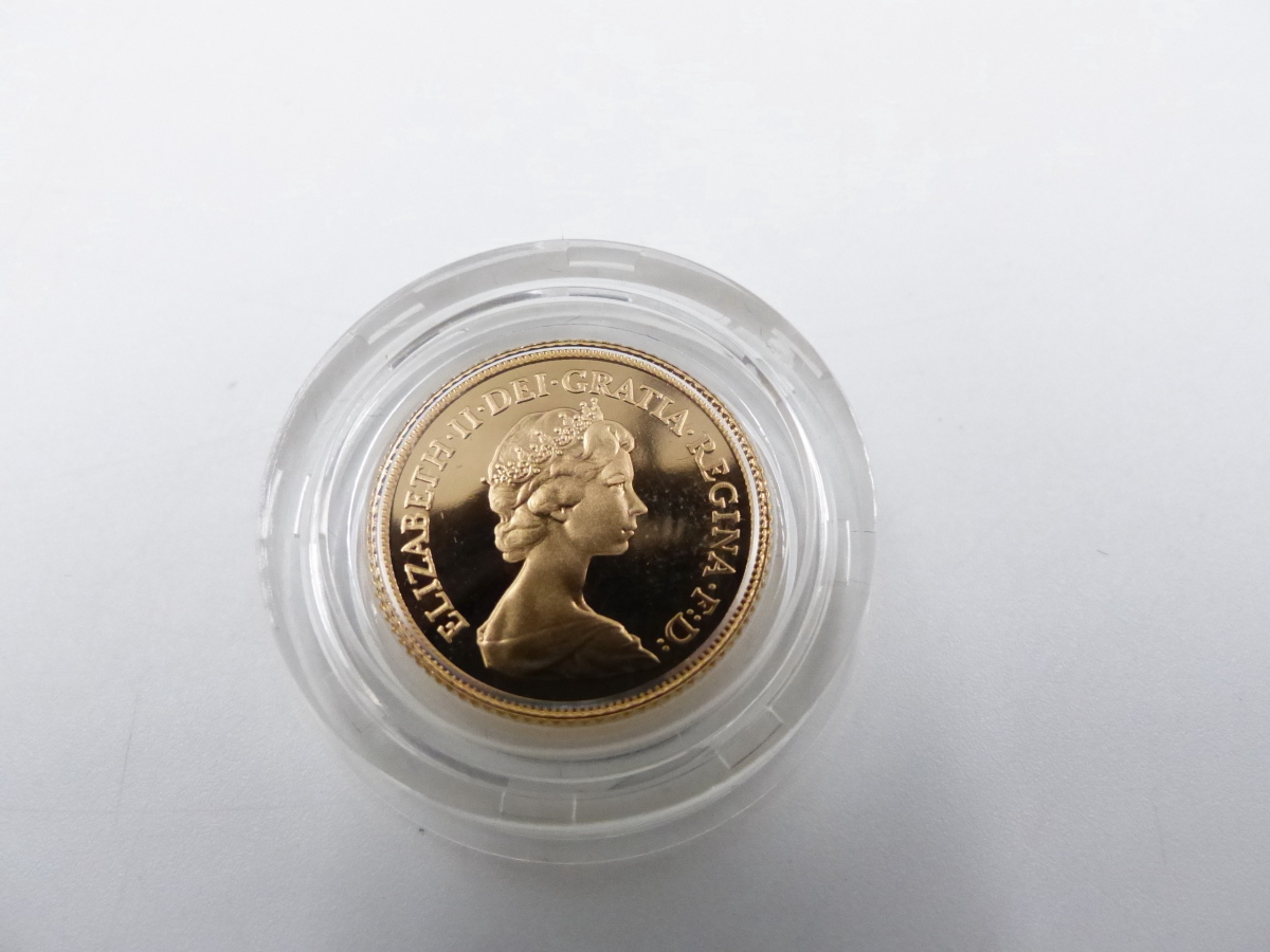 A 1982 PROOF HALF GOLD SOVEREIGN IN A FITTED CASE. - Image 5 of 7