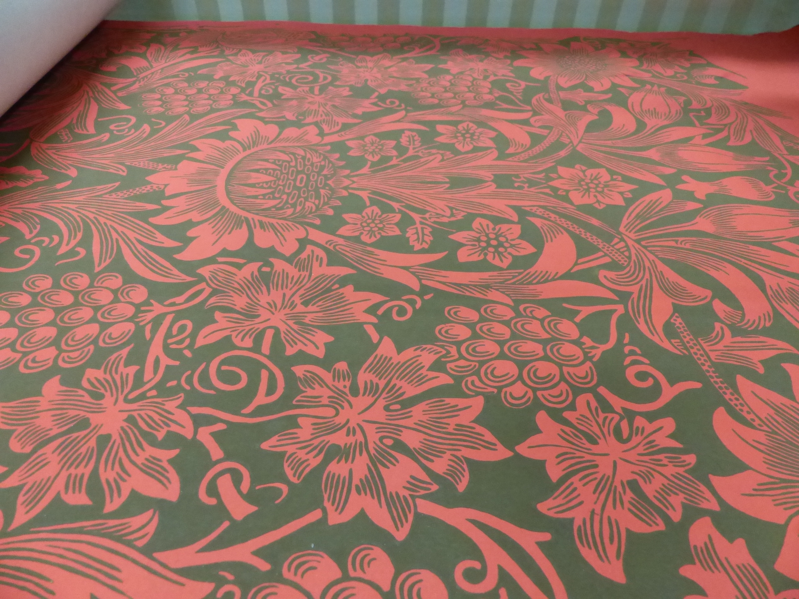 A ROLL OF MORRIS & Co DESIGN WALLPAPER OF FLORAL DESIGN ON A RED GROUND, AS NEW. - Image 5 of 8