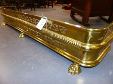 A LARGE VICTORIAN BRASS FIRE FENDER WITH PIERCED DECORATION. W.153cms.