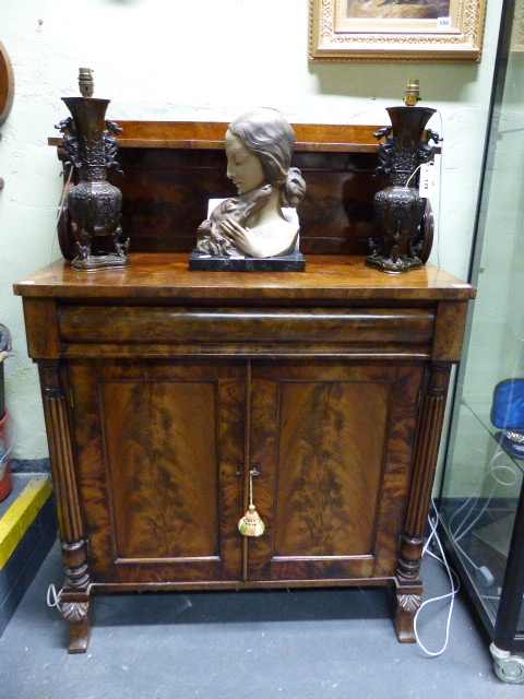 A WM.IV MAHOGANY CHIFFONIER WITH RAISED GALLERY BACK OVER FRIEZE DRAWER AND TWO DOORS. W.92 x H.