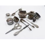 A SELECTION OF SILVER HALLMARKED AND WHITE METAL ITEMS TO INCLUDE A CHESTER HALLMARKED NAPKIN