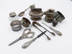 A SELECTION OF SILVER HALLMARKED AND WHITE METAL ITEMS TO INCLUDE A CHESTER HALLMARKED NAPKIN