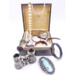 A SELECTION OF VINTAGE COSTUME JEWELLERY TO INCLUDE AN ENAMELLED PAIR OF OPERA GLASSES, ETC.