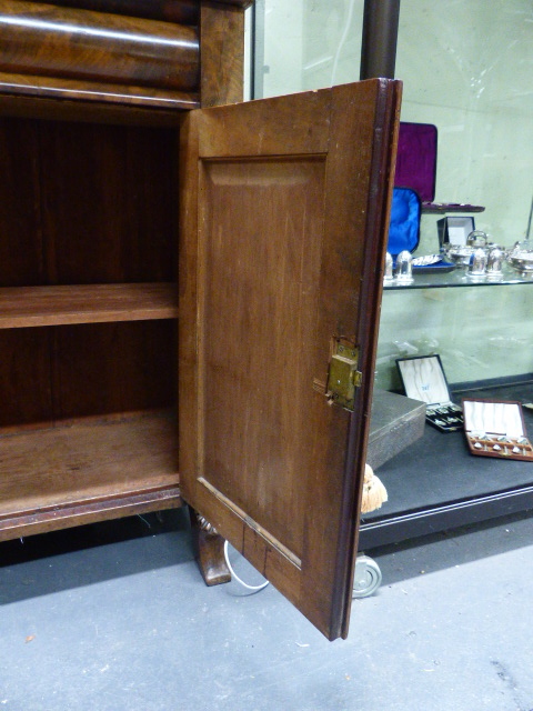 A WM.IV MAHOGANY CHIFFONIER WITH RAISED GALLERY BACK OVER FRIEZE DRAWER AND TWO DOORS. W.92 x H. - Image 3 of 19