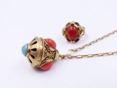 A PRECIOUS YELLOW METAL POMANDER INSET WITH CORAL AND TURQUOISE CABOCHON STONES SUSPENDED ON A 9ct