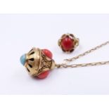 A PRECIOUS YELLOW METAL POMANDER INSET WITH CORAL AND TURQUOISE CABOCHON STONES SUSPENDED ON A 9ct
