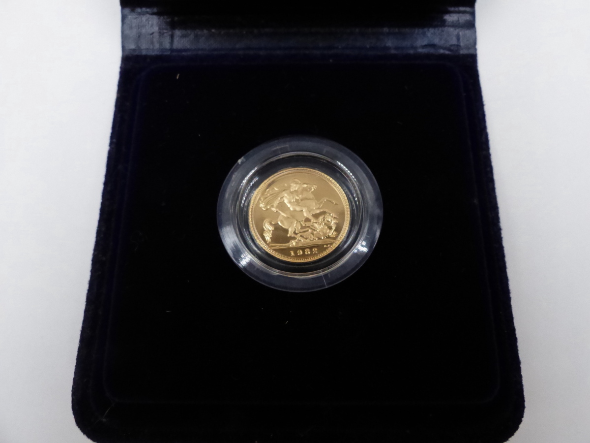 A 1982 PROOF HALF GOLD SOVEREIGN IN A FITTED CASE. - Image 3 of 7